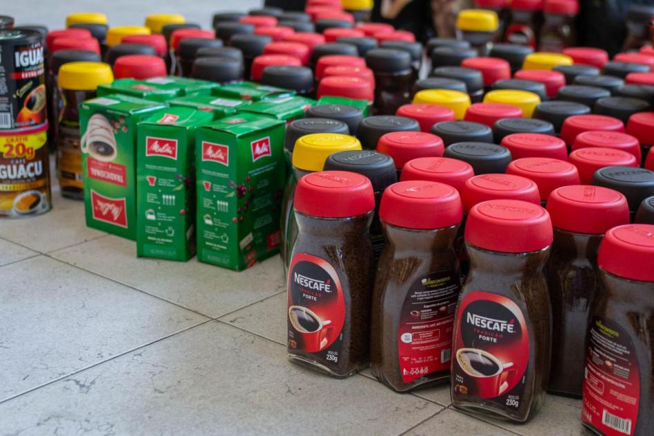 Donación de productos alimenticios al INR. Fotografía detalle de los productos que se donaron.