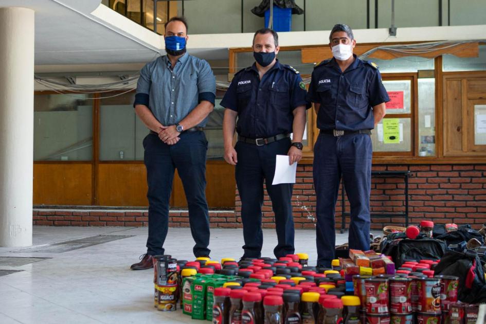 Donación de productos alimenticios al INR. Autoridades de Mides e INR posan junto a los productos donados.