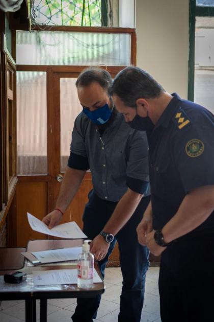Donación de productos alimenticios al INR. Autoridades firman documentación de la donación.