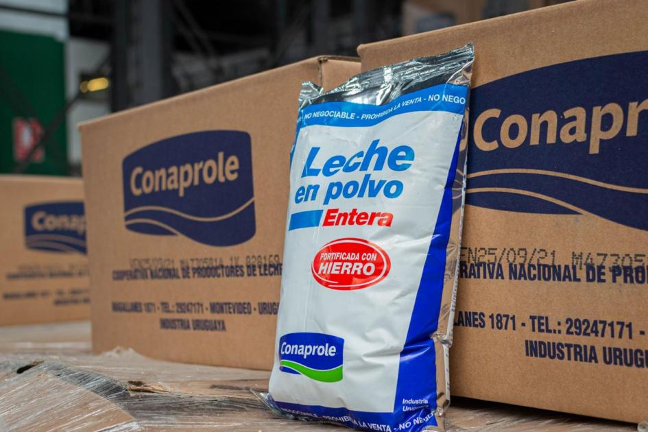 Imagen de los productos donados. Imagen del paquete de leche en polvo Conaprole.