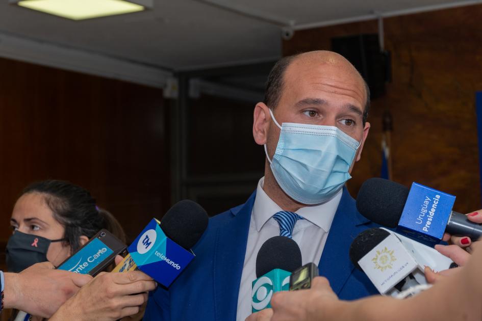 Ministro Lema en rueda de prensa Ministro Lema en rueda de prensa