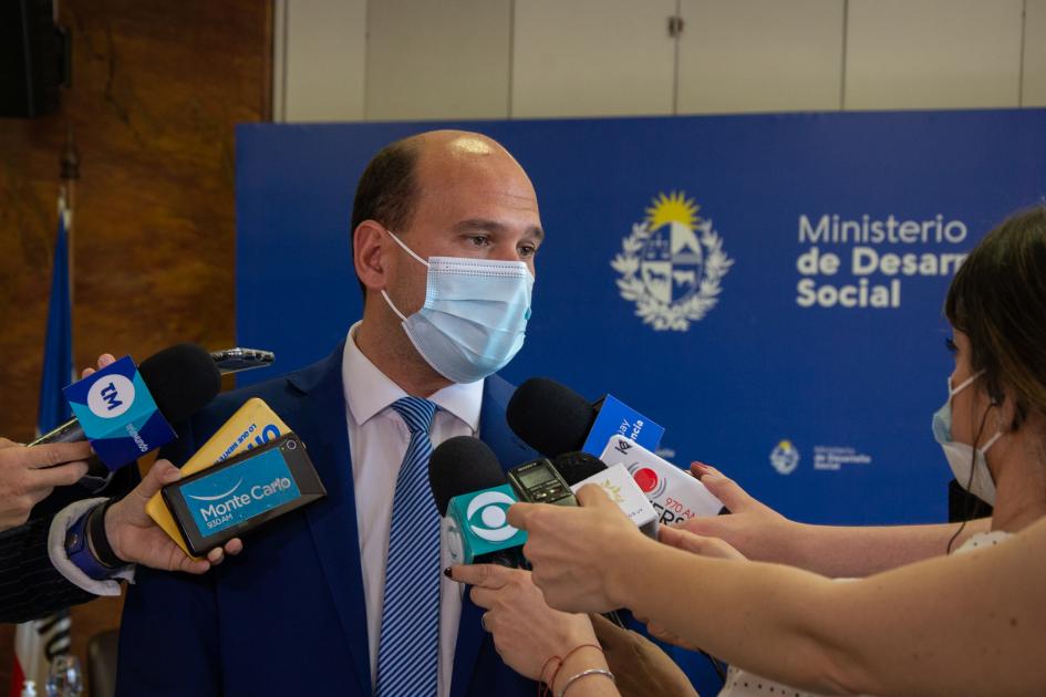 Ministro Lema en rueda de prensa Ministro Lema en rueda de prensa
