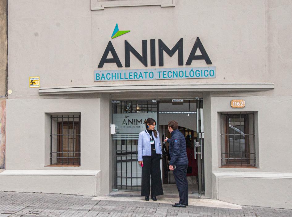 Fachada del Instituto Ánima en Montevideo Fachada del Instituto Ánima donde conversan una mujer y un hombre vinculados al instituto