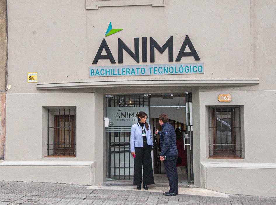 Fachada del Instituto Ánima donde conversan una mujer y un hombre vinculados al instituto