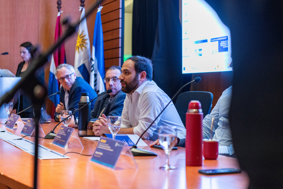 Ministro Gonzalo Civila se dirige al público desde la mesa del estrado.