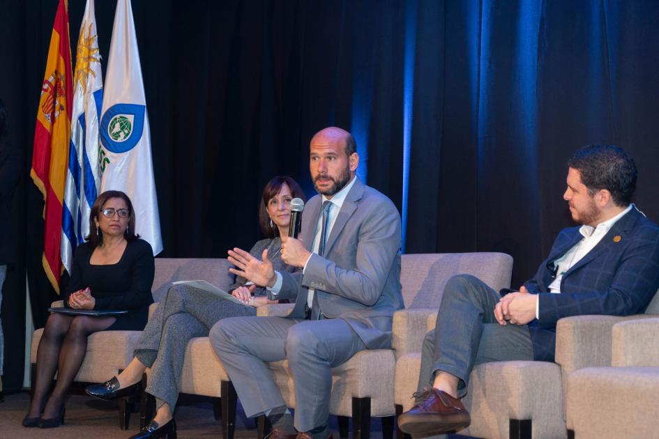 Ministro Lema durante su alocución Ministro Lema durante su alocución