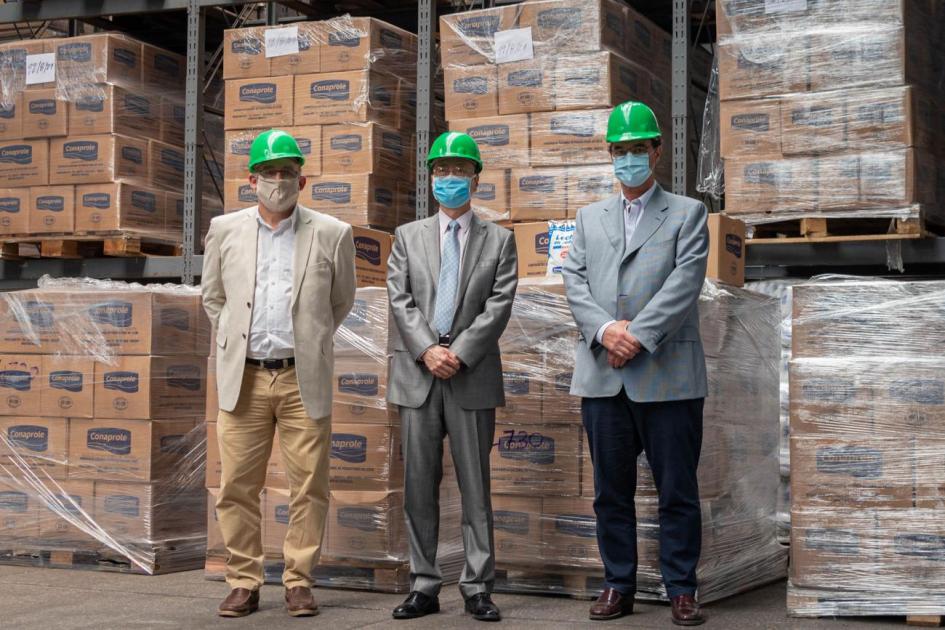 Bartol, Elgue y el embajador Gang, junto a la donación. Autoridades posan frente a la mercadería donada.