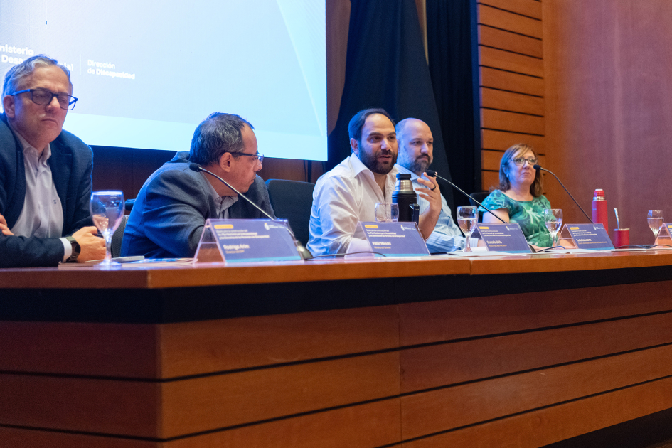 Mesa de autoridades durante el discurso del ministro Gonzalo Civila