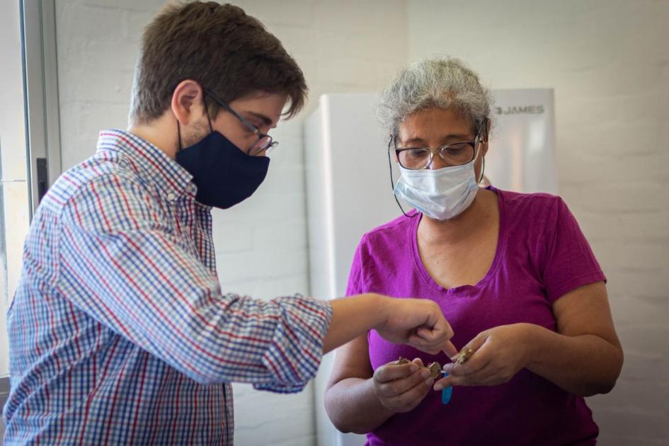 Mariela recibiendo la llave de su nuevo hogar