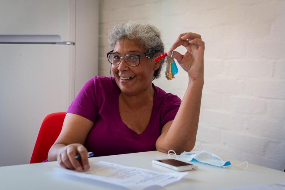 Mariela con las llave de su nueva casa MAriela con las llave de su nueva casa