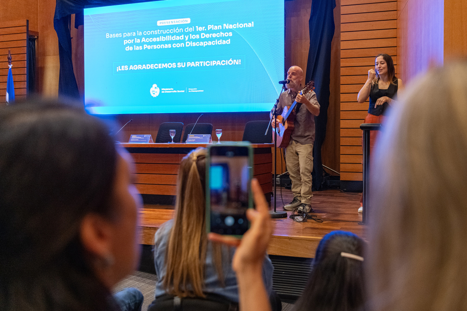 Cantante Diego Rossberg interpreta una canción al auditorio