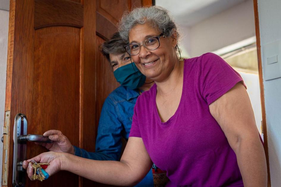 Mariela y Celia ingresando a su hogar