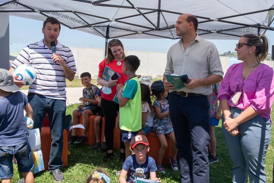 Autoridades del Mides junto a Daniel Baldi autor del libro "Mi primera Pelota"