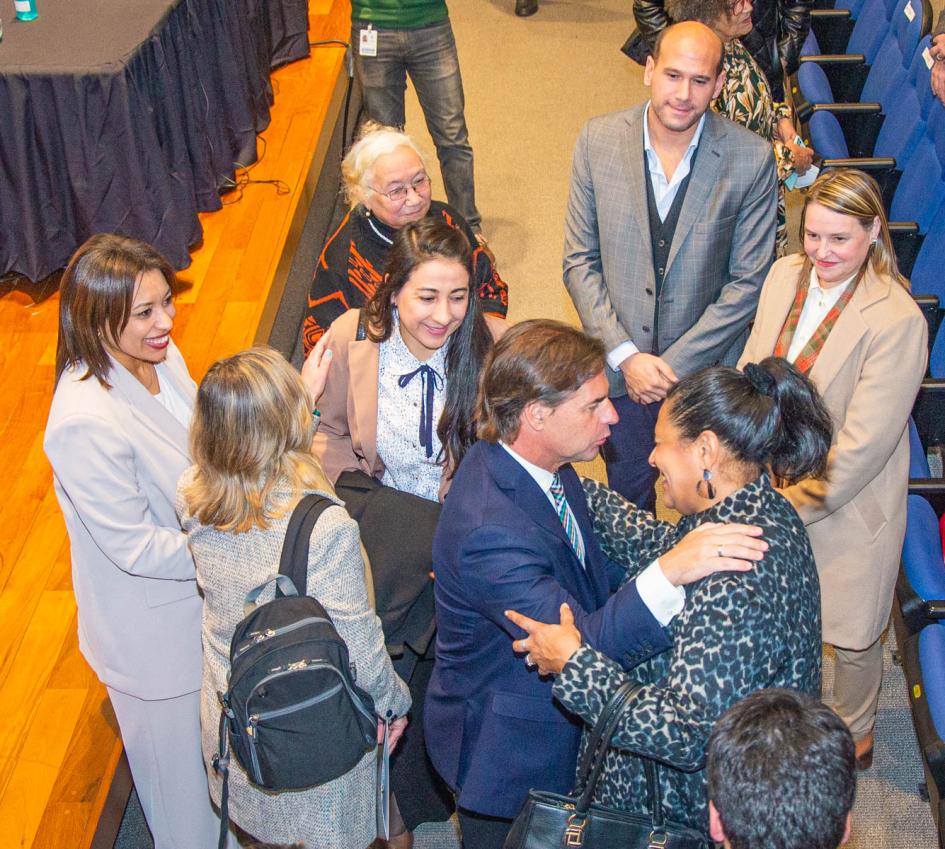 Luis Lacalle Pou abraza a activista afro junto a autoridades del Mides