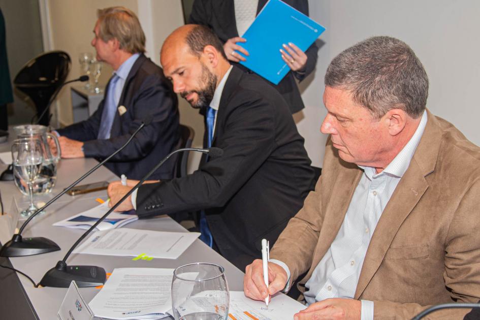 Ministro Lema, Pablo Darscht y Embajador de España en Uruguaydurante la firma del convenio