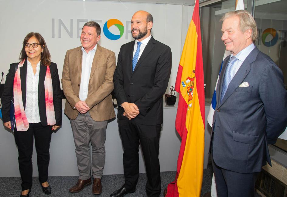 Ministro Lema junto a autoridades de Inefop, Aecid y Auci posan junto a bandera Española