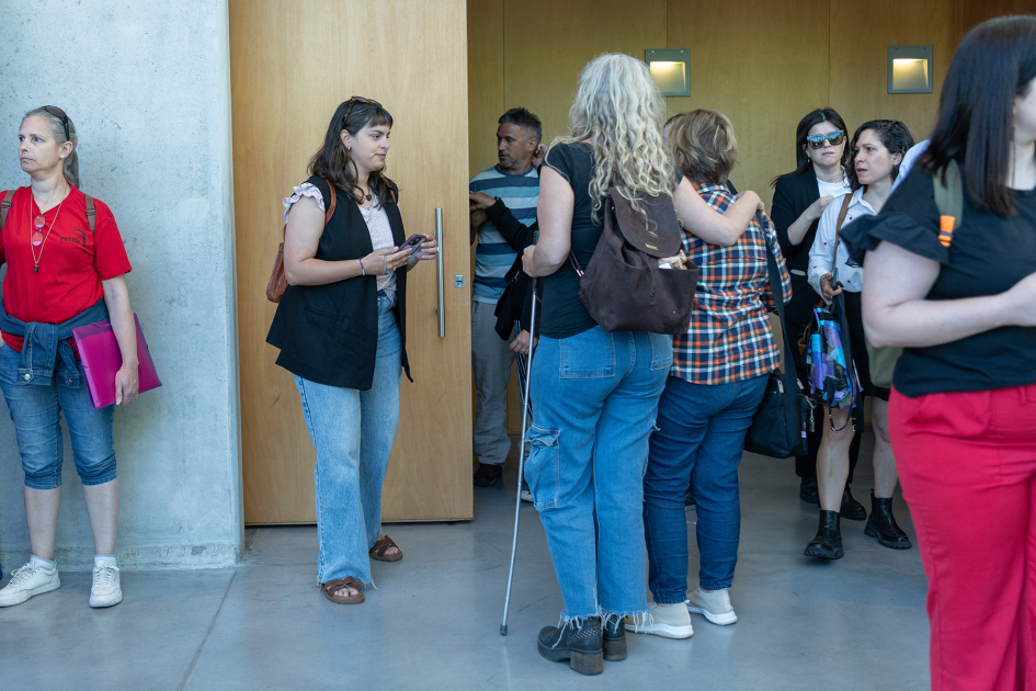 El público se retira de la sala en Torre Ejecutiva