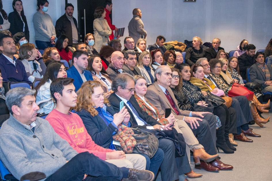 Auditorio colmado con presencia de autoridades del gobierno, instituciones educativas y soc. civil