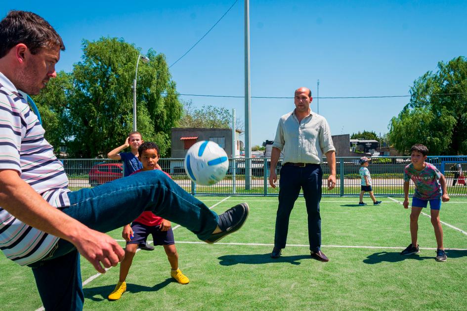 Autoridades ministeriales junto a Daniel Baldi y niños del barrio juegan un picadito en cancha 