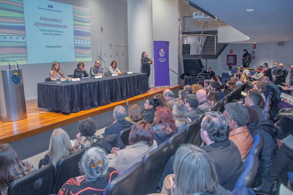 Mesa de oradores Mesa de autoridades del Mides y Parlamento hablan frente a auditorio