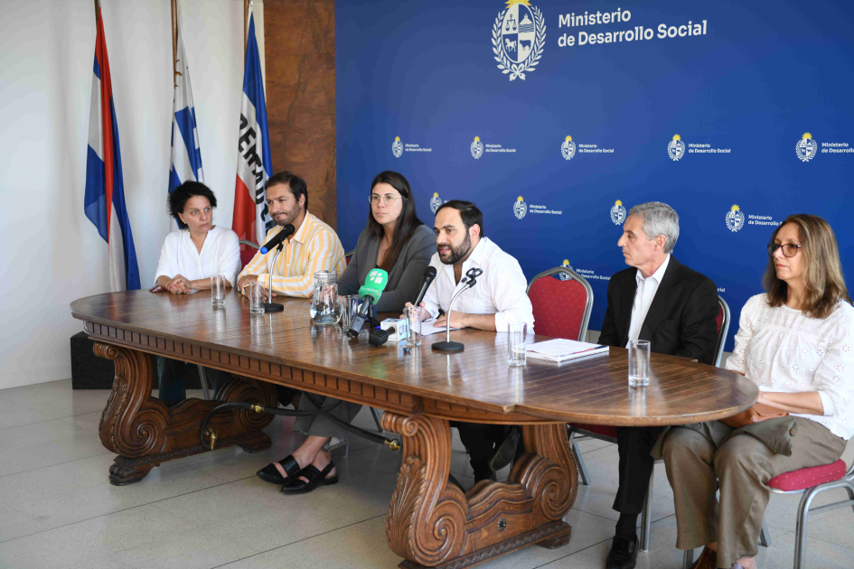Autoridades de ANDE, Ministerio de Desarrollo Social y República Microfinanzas. Autoridades sentadas en mesa de conferencia.