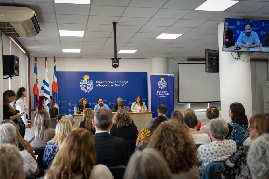 Público presente y mesa de autoridades Público presente y mesa de autoridades