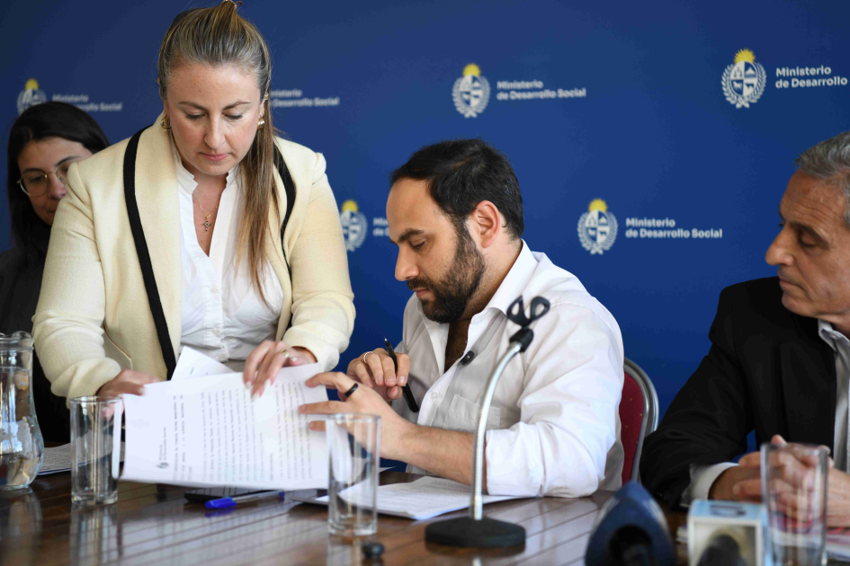 Ministro Gonzalo Civila firmando convenio. Ministro firmando convenio