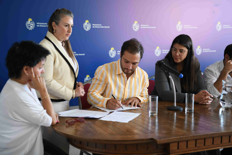 Presidente de ANDE, Juan Ignacio Dorrego, firmando convenio. Presidente de ANDE firmando convenio.