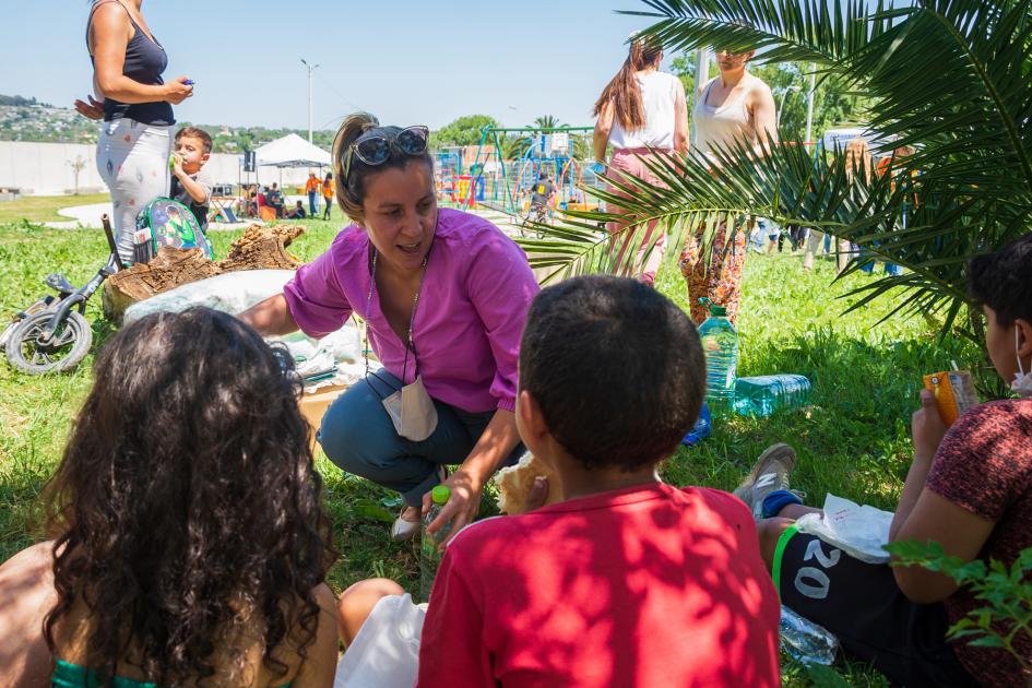 Cecilia Sena junto a los niños del Centro CAIF Los Suritos y el Club de Niños Los Tejanitos 