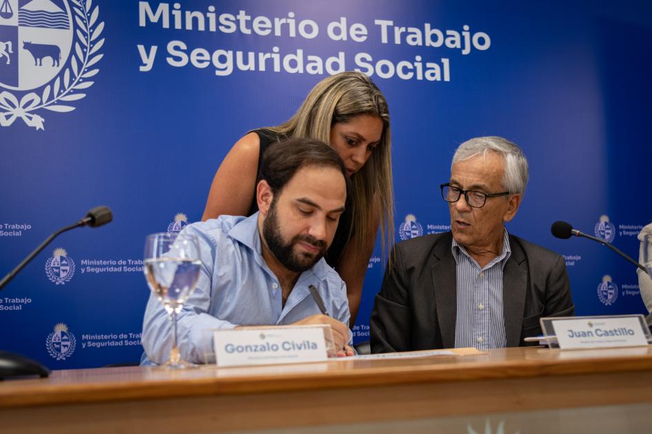 Ministros firmando el convenio Ministros firmando el convenio