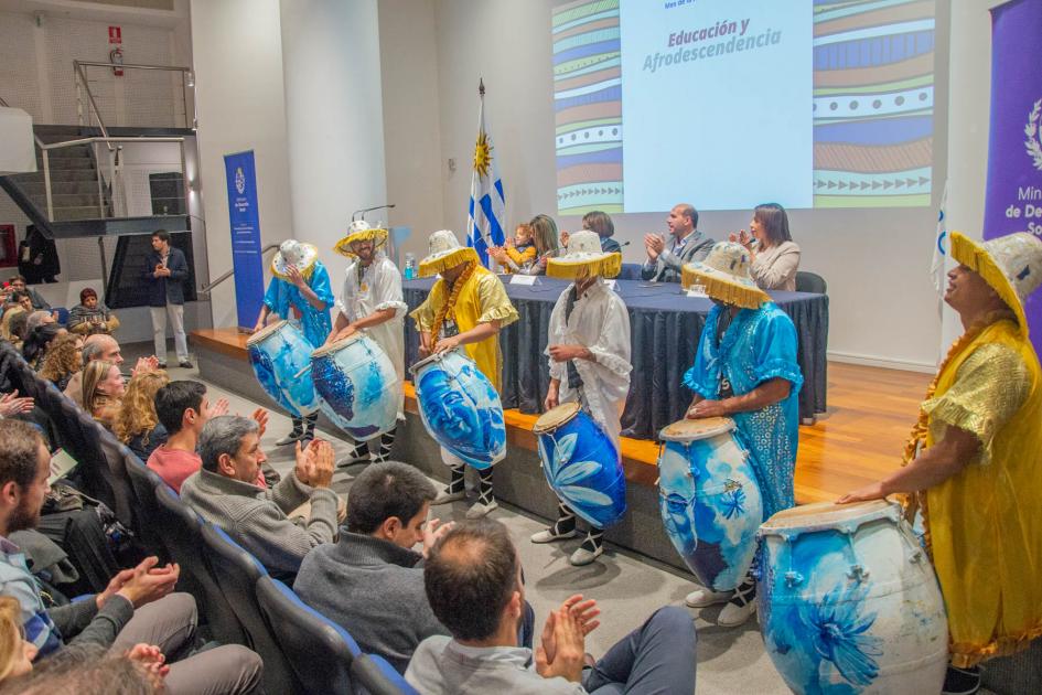 Cuerda de tambores de C1080 toca frente al auditorio en lanzamiento del mes afro 2022