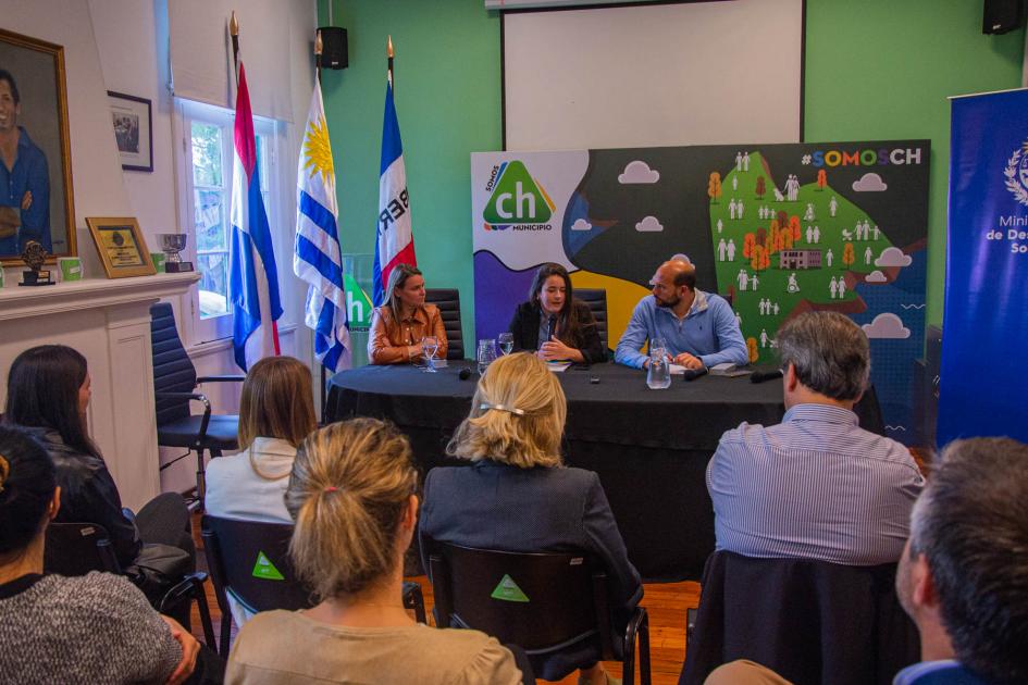 Autoridades y público presente Autoridades y público presente