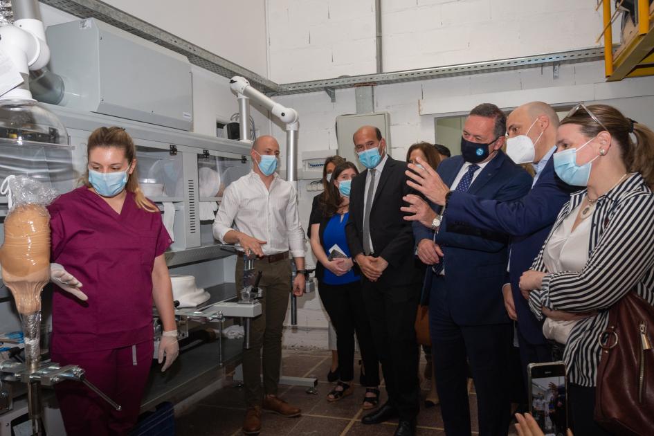 Autoridades de Presidencia, Ministerio de Desarrollo Social y empresa Ottobock en entrega de donación para el Cenatt Alvaro Delgado junto a autoridades y funcionarios del Mides observan fabricación de prótesis