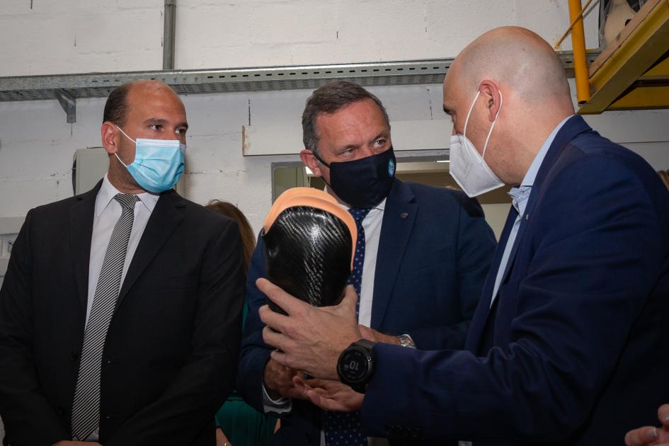 Autoridades de Presidencia, Ministerio de Desarrollo Social y empresa Ottobock en entrega de donación para el Cenatt Martín Lema, Alvaro Delgado y Marcelo Cuscuna sostienen prótesis fabricada en el Cenatt