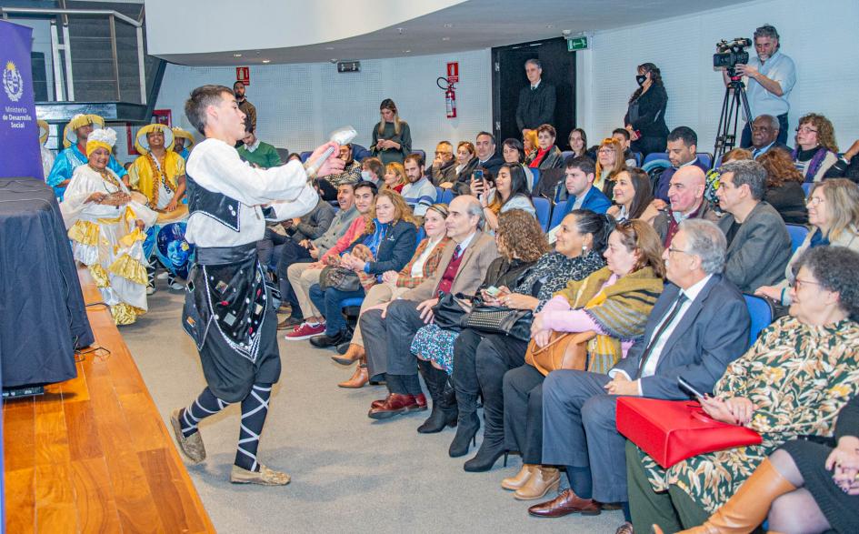 Escobero de comparsa C1080 realiza espectáculo frente a auditorio