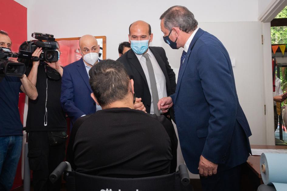 Autoridades de Presidencia, Ministerio de Desarrollo Social y Ottobock junto a usuarios y trabajadores del Cenatt Autoridades de Presidencia, Mides y empresa Ottobock junto a usuarios y trabajadores en Cenatt