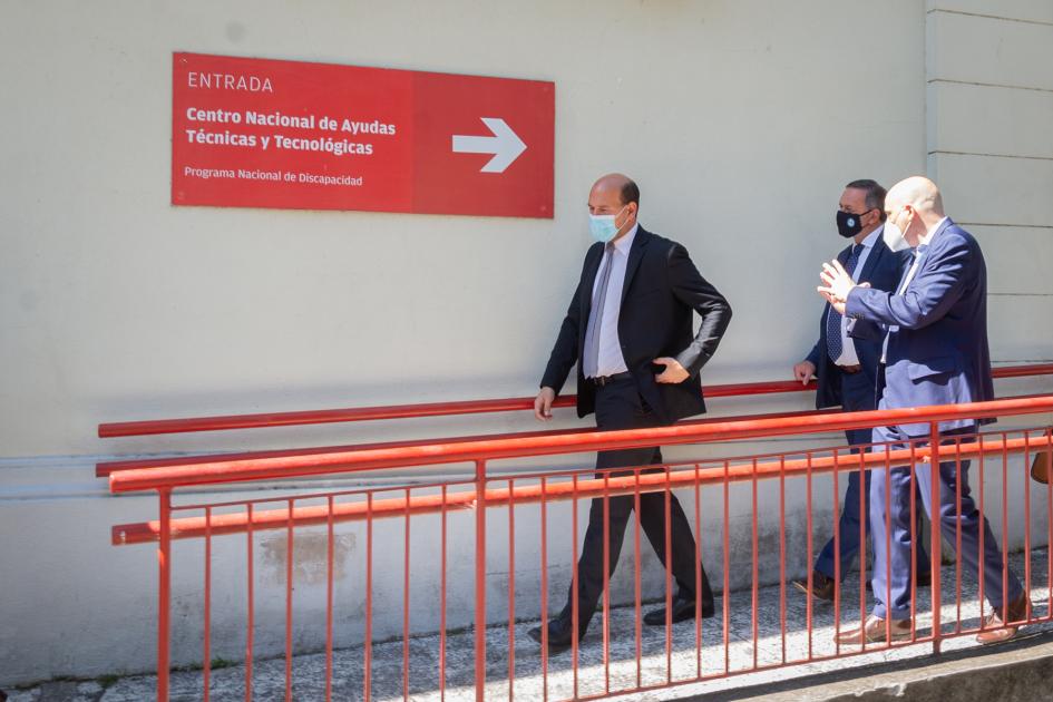 Alvaro Delgado, Martín Lema y presidente de compañía Ottobock recorren instalaciones del Cenatt