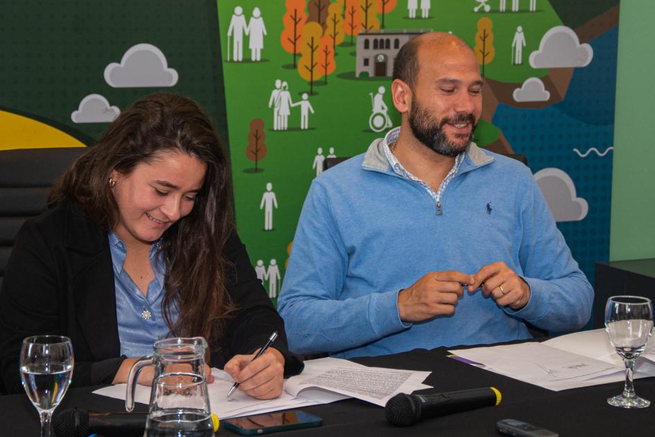 Autoridades firmando el convenio