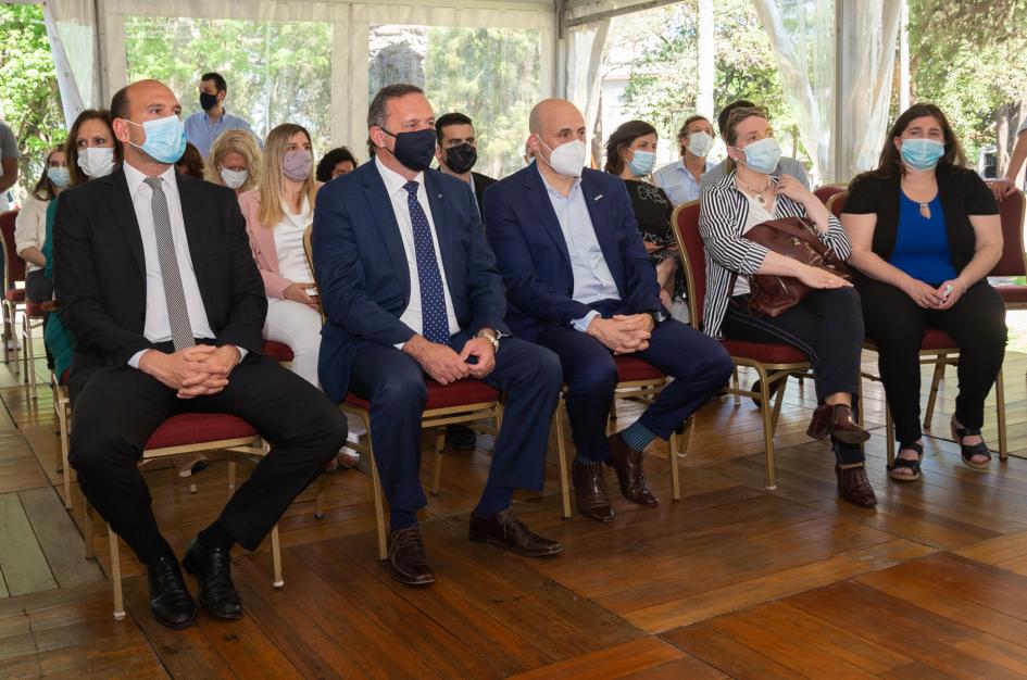Acto de entrega de donaciones de empresa alemana Ottobock en el Cenatt Martín Lema, Alvaro Delgado, Marcelo Cascuna, Andrea Brugman y Karen Sass