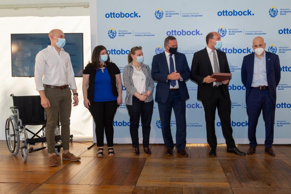 CEO de empresa alemana Ottobock hace entrega de placa a autoridades y funcionarios del Mides Autoridades del Mides reciben placa de agradecimiento de manos del CEO de la empresa Ottobock