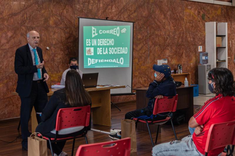 Representante del Correo Uruguayo dando curso de capacitación