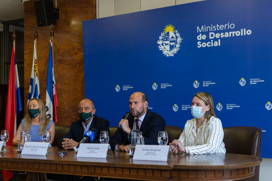 Mesa de autoridades presentes Mesa de autoridades presentes
