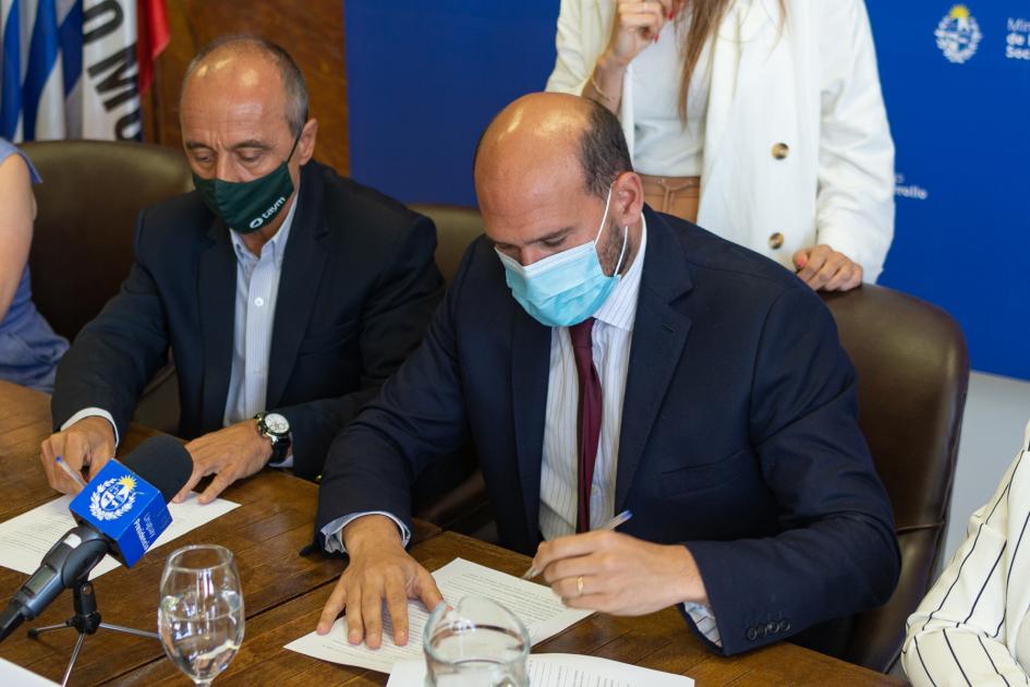 Ministro Martín Lema firmando el convenio