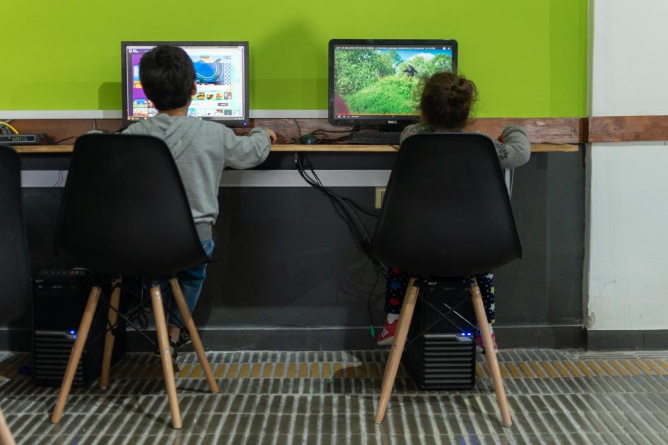 Niños jugando en la pc Niños jugando en la pc