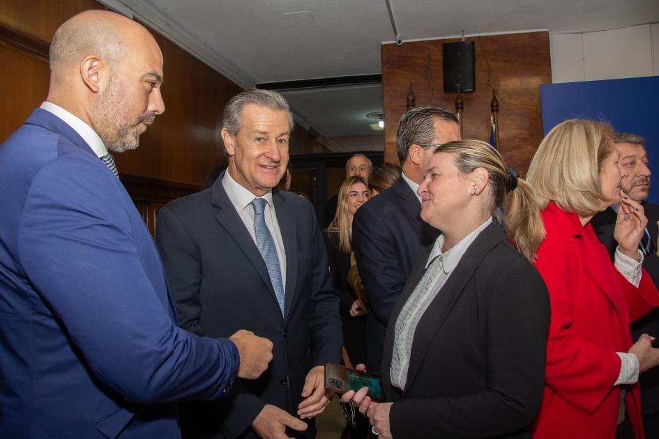 Autoridades de Mides y socios estratégicos en la implementación del IVA Personalizado Andrea Brugman conversa con Gurméndez de ANTEL y Paguas de AGESIC. Detrás Fernanda Auersperg.