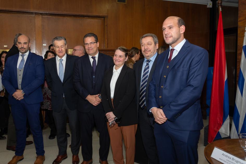 Autoridades de MIDES, BPS, BROU, ANTEL y AGESIC de derecha a izquierda: Lema, Cabrera, Brugman, Ferrer, Gurméndez y Paguas
