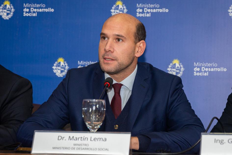Ministro Lema durante su oratoria Ministro Lema durante su oratoria