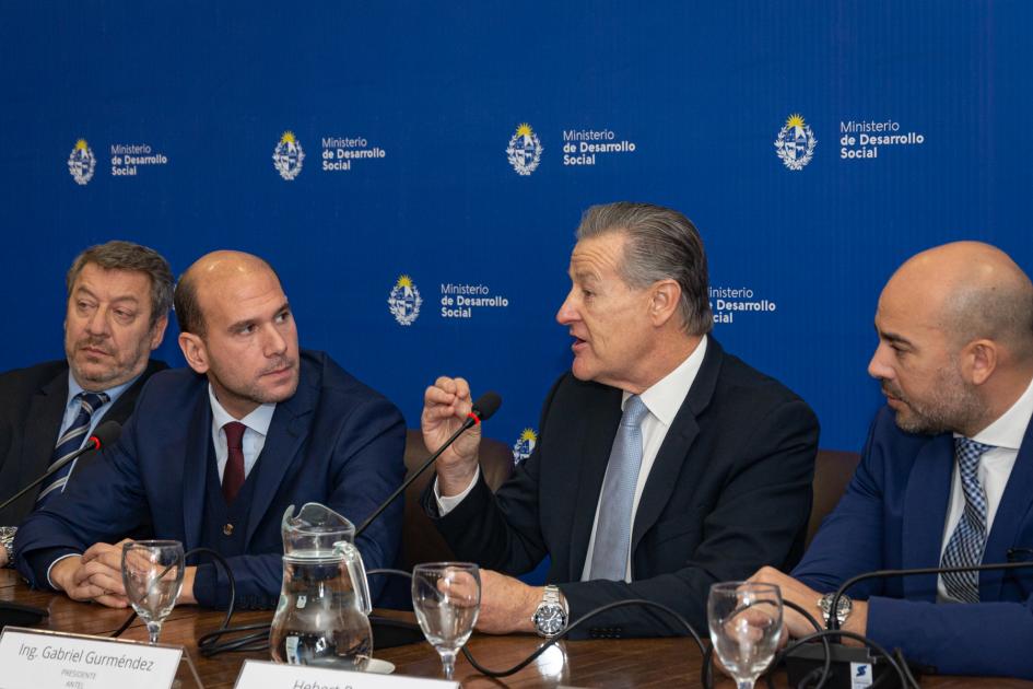 Gabriel Gurméndez en su alocución durante lanzamiento del IVA Personalozado Gurméndez durante su discurso sentado junto a Paguas a su izquierda, y Lema y Cabrera a su derecha
