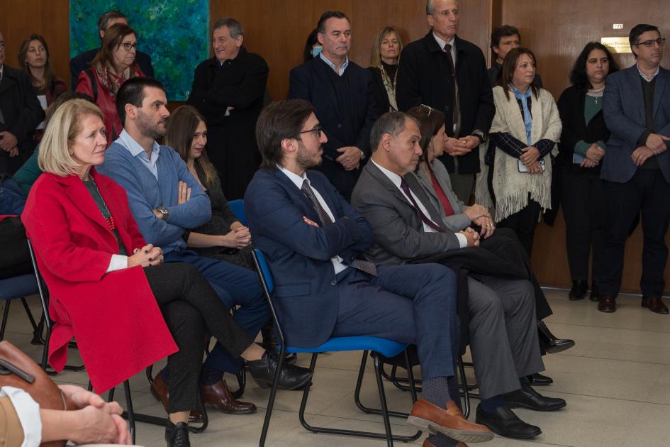 Autoridades de gobierno, de entes, prensa y público frente a mesa de oradores