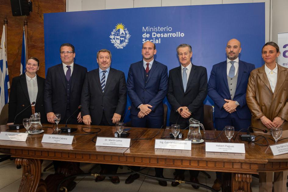 Autoridades de MIDES, BPS, ANTEL, BROU y AGESIC De pie, atrás de la mesa, Goday, Paguas, Gurméndez, Lema, Cabrera, Ferrer y Brugman